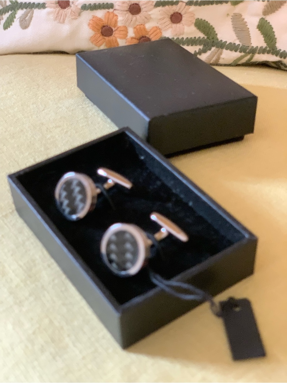 HUGO BOSS Mens Round Black Carbon Fiber Cufflinks with Silver Trim- NEW IN BOX - Picture 3 of 7